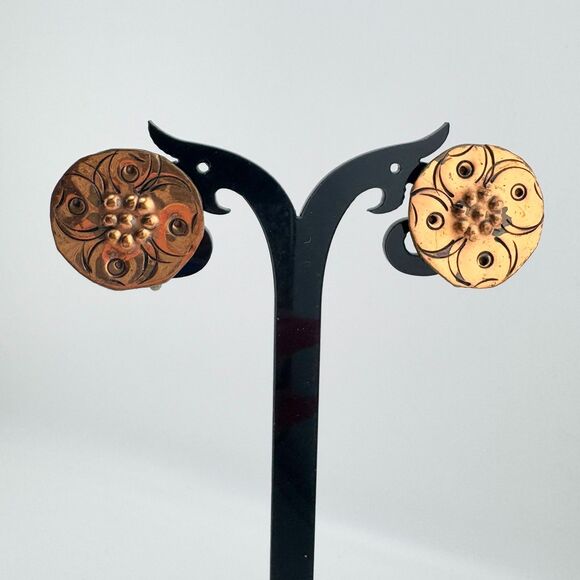 Vintage 1950s Copper Floral Screw Back Earrings Embossed Design Retro Jewelry - Picture 4 of 8